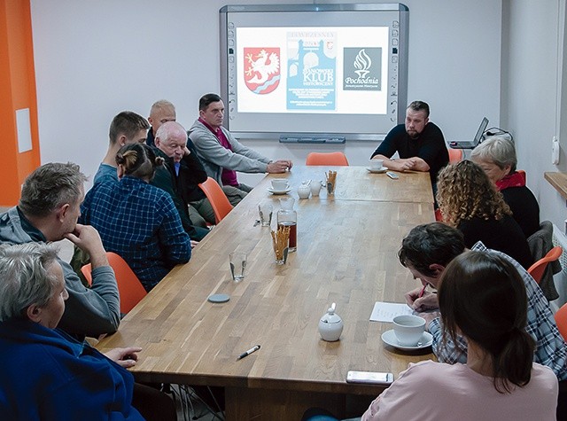 Spotkania Klubu odbywają się w Sianowskim Inkubatorze Organizacji Pozarządowych.