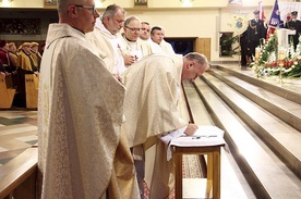 Podpisy złożyli także tarnobrzescy kapłani.