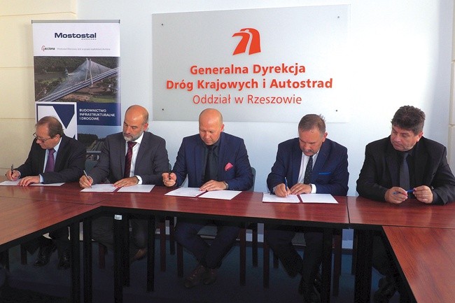 Podpisanie umowy dotyczącej budowy obwodnicy Stalowej Woli i Niska.