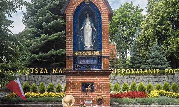 Tuż przy klonie przed głównym wejściem do kościoła po lewej stronie stoi kapliczka z figurą Niepokalanej. Postawiono ją  na prośbę Matki Bożej. Tu zawsze pielgrzymi zatrzymują się na modlitwę