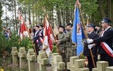 Poczty sztandarowe przy grobach poległych żołnierzy AK