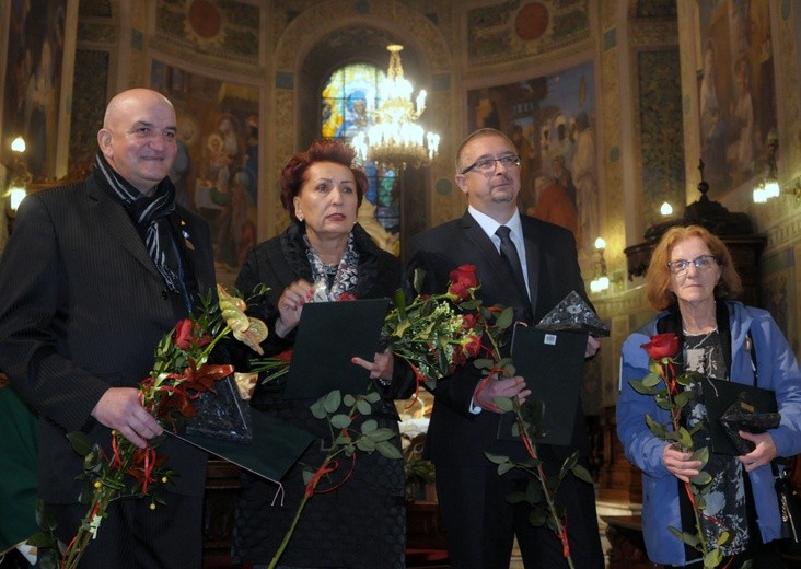 Laureaci tegorocznej nagrody przyznawanej przez płockie środowisko osób niepełnosprawnych z inicjatywy Stowarzyszenia na Rzecz Osób Niepełnosprawnych "Kolory Życia"