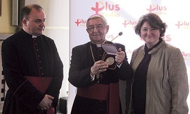 ▲	Abp Sławoj Leszek Głódź otrzymał pamiątkowy medal z okazji 25-lecia Radia Plus.