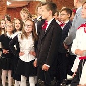 ▲	Po życzeniach i podziękowaniach uczniowie zaprezentowali program artystyczny. Przedstawili również historię szkoły oraz osiągnięcia wychowanków.