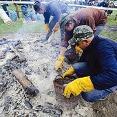 Upieczono ponad tonę ziemniaków. 