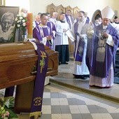 ►	Ceremonię pogrzebową poprowadził bp Henryk Tomasik.