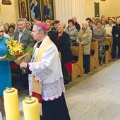 ▲	Kwiaty dla ordynariusza były wyrazem wdzięczności za wsparcie dla wszystkich prac diecezjalnej Caritas.