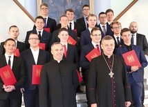 Kandydaci na kapłanów z bp. Romanem Pindlem i ks. Sławomirem Kołatą.