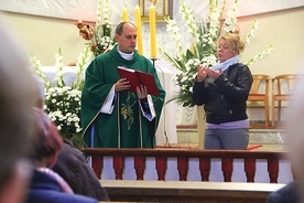 ▲	Ks. Dariusz Markowicz i Alina Borkowska świetnie radzili sobie z tłumaczeniem Eucharystii na język migowy.