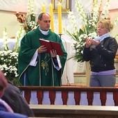 ▲	Ks. Dariusz Markowicz i Alina Borkowska świetnie radzili sobie z tłumaczeniem Eucharystii na język migowy.