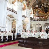 ▲	Kapłani tak mocno związani z Maryją nie mogli nie odwiedzić Matki Pana królującej w Krzeszowie. 