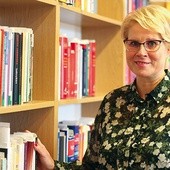 Misją biblioteki jest być bliżej ludzi, bo książka wciąż może łączyć pokolenia – mówi z przekonaniem Joanna Banasiak, dyrektor Książnicy Płockiej.