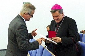 ▲	Metropolita wrocławski abp Józef Kupny odbiera pamiątkowy medal.