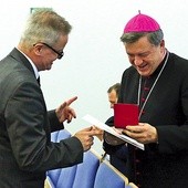 ▲	Metropolita wrocławski abp Józef Kupny odbiera pamiątkowy medal.