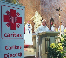 ▲	Ks. Rudolf Badura, dyrektor Caritas gliwickiej, podczas pielgrzymki w Rudach
