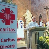 ▲	Ks. Rudolf Badura, dyrektor Caritas gliwickiej, podczas pielgrzymki w Rudach