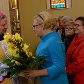 Kwiaty dla ordynariusza były wyrazem wdzięczności za wsparcie dla wszystkich prac diecezjalnej Caritas