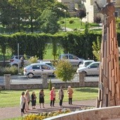Kilka osób spontanicznie zebrało się przy pomniku św. Jana Pawła II, obok kościoła bł. Karoliny w Tarnowie