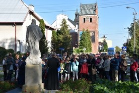 Jednym z miejsc modlitwy w godzinie Miłosierdzia był park i pomnik św. Stanisława Kostki, nieopodal przasnyskiej fary