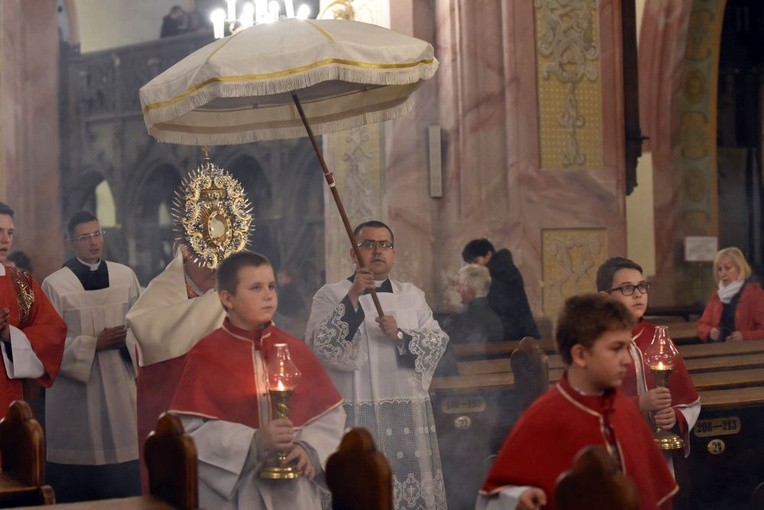 W czasie procesji kończącej liturgiczne obchodu wspomnienia św. Wacława użyto umbraculum.