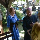 Ekipę filmową, która kręciła sceny na trasie pieszej pielgrzymki na Jasną Górę, odwiedził bp Henryk Tomasik