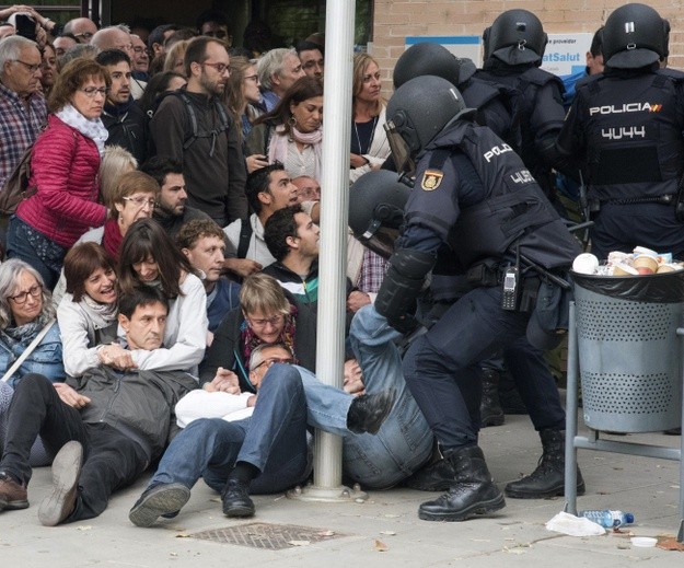 Trwa referendum w Katalonii; policja konfiskuje urny i karty wyborcze