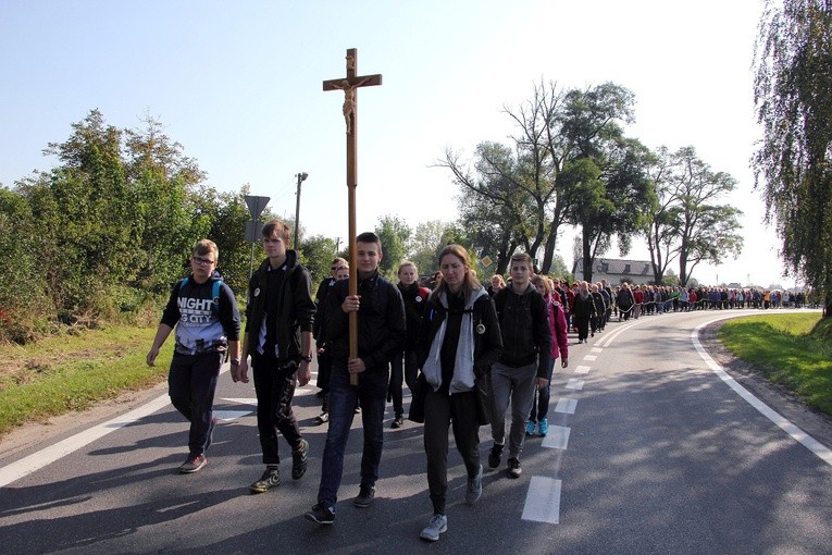 Wśród pątników nie zabrakło uczniów, których do udziału w pielgrzymce zachęcili katecheci