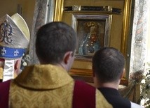 Biskup po homilii odsłonił ukoronowany fresk Matki Bożej Miłosierdzia