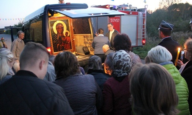 Na skraju wsi Cisówka parafianie z Pustelnika powitali peregrynujący obraz Madonny, który przybył do nich z Poświętnego