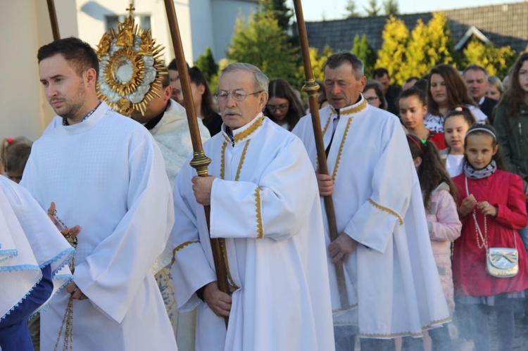 Procesja różańcowa w Borzęcinie