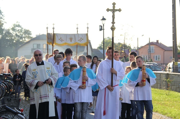 Procesja różańcowa w Borzęcinie