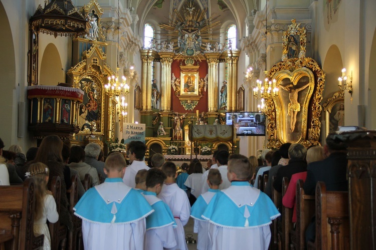 Procesja różańcowa w Borzęcinie