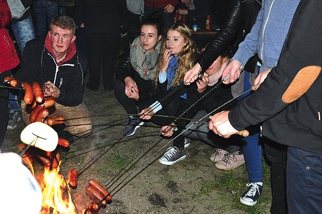 Przy ognisku rozmawiali o przyszłości oazy.