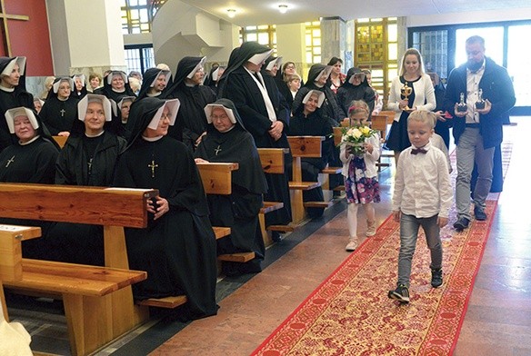 Podczas jubileuszowej liturgii w procesji z darami szli rodzice i podopieczni przedszkola prowadzonego przez radomskie siostry MB Miłosierdzia.