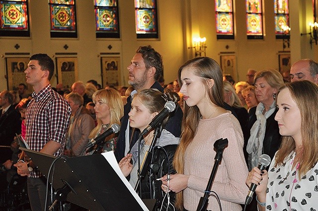 W październikowej Eucharystii uczestniczyli Agnieszka i Wojciech Amaro, którzy posługiwali także modlitwą wstawienniczą. Wprowadził w nią Marcin Zieliński.