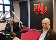 Dominik Kolorz w studiu Radia eM w rozmowie z Sylwestrem Strzałkowskim