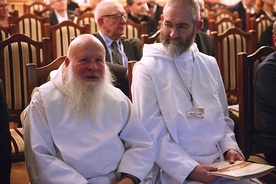 Mnisi kameduli obecni na konferencji w Pustelni Złotego Lasu w Rytwianach. 