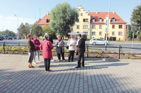 Kilkanaście osób modlących się na głos intrygowało przechodniów tego ruchliwego skrzyżowania.