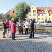 Kilkanaście osób modlących się na głos intrygowało przechodniów tego ruchliwego skrzyżowania.