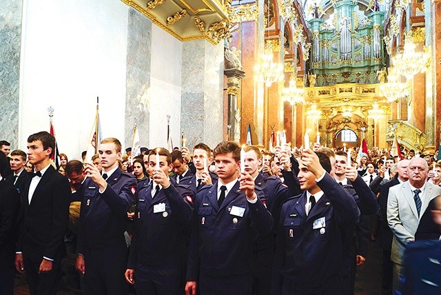 	Modlitwy w Częstochowie są głębokim przeżyciem duchowym dla uczestników.