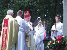 Rzeźbę poświęcił bp senior Tadeusz Rakoczy w asyście  ks. kan. Tadeusza Serwotki.