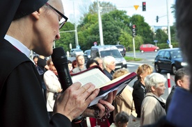 W Koszalinie kilkadziesiąt osób modliło się m.in. przy ruchliwym skrzyżowaniu obok Domu Miłosierdzia Bożego.