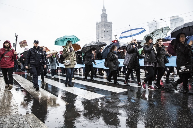 Co na sztandarach feministek? Matka Boża i aborcja