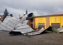 Zerwany dach spadł na kurialne podwórze