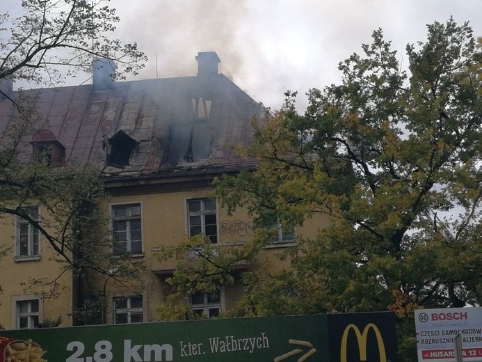 Mimo kilku godzin akcji ratunkowej z dachu wciąż wydobywa się dym
