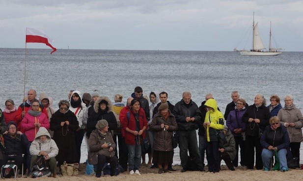 Na trójmiejskich plażach wybrzmiała modlitwa różańcowa do granic 