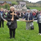 Panie z Szydłowa niosły wielki drewniany różaniec