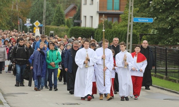 Procesja na ulicy Zebrzydowic