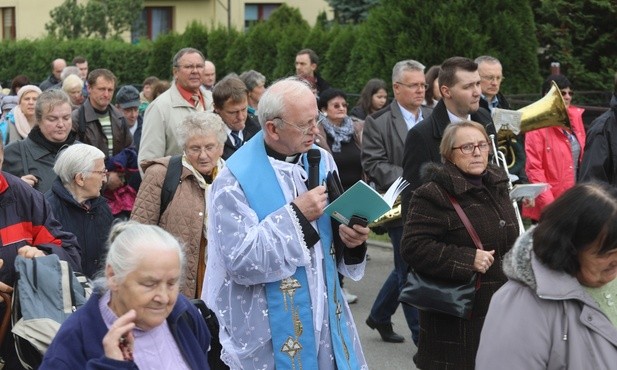 Różańcową procesję na graniczny dworzec PKP w Zebrzydowicach poprowadził ks.. kan. Marian Brańka