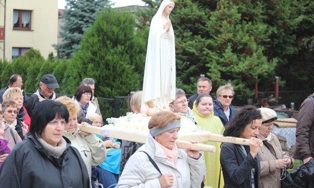 Członkinie Żywego Różańca niosły figurę MB Fatimskiej